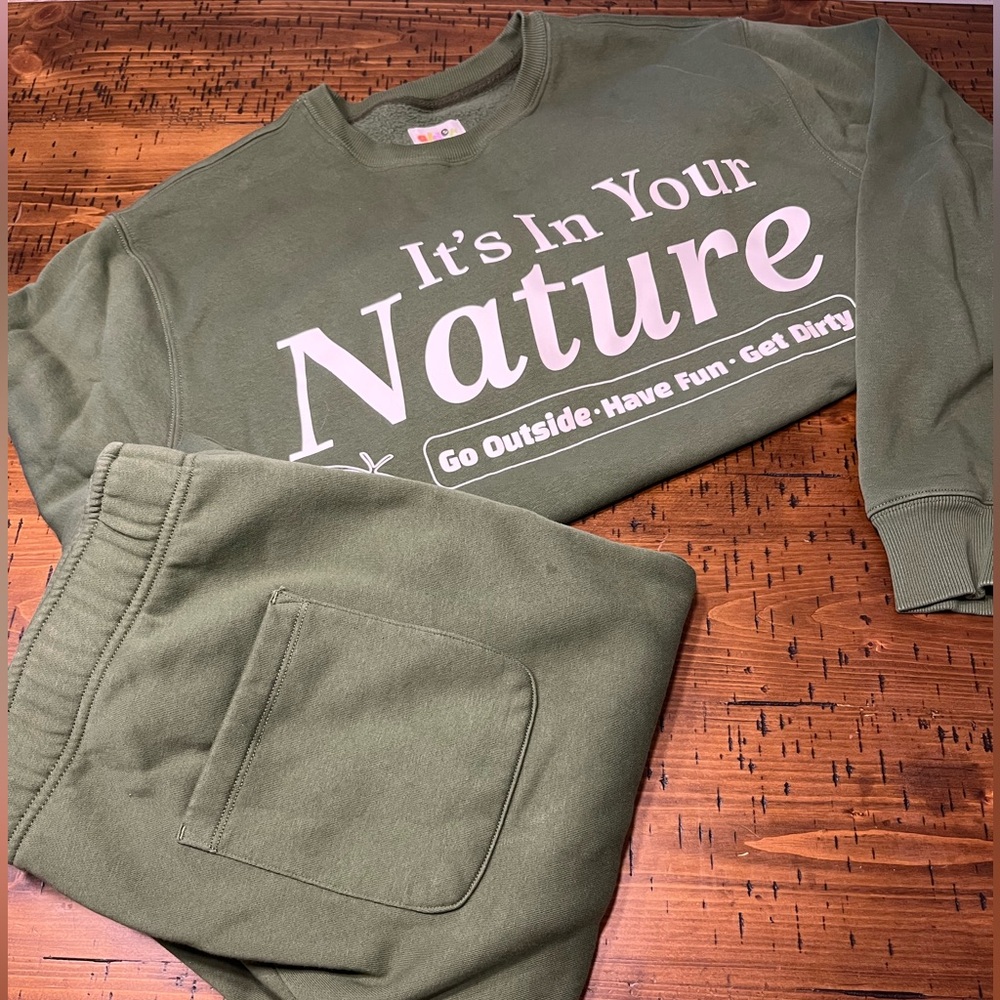 Sweatshirt and sweatpant set, by comfy, but not my style